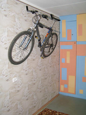Способ размещения велосипеда зимой в комнате