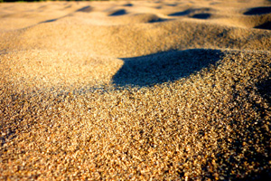 Мелкий песок на берегу р.Сим